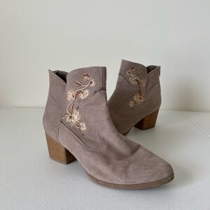 EUC | Qupid women’s embroidered ankle boots — size 6.5
